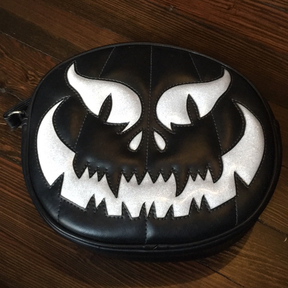 FOR KARENSPOOKYGIRL Love Pain and Stitches